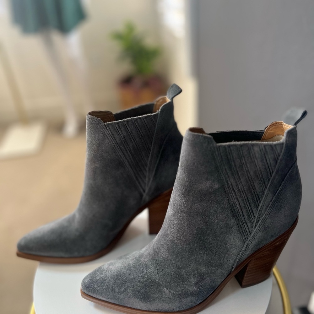 Marc fisher Gardi Gray Suede Pointed Toe Pull on Block heel ankle boot Size 5.5